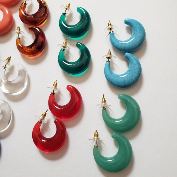 10 Pairs of Joan Rivers Lucite Hoop Earrings - Picture 4 of 16